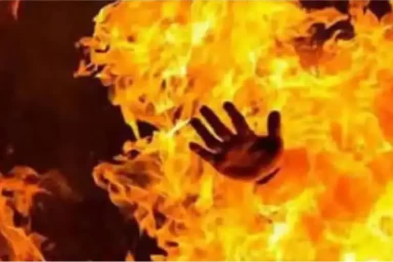 wife tied up her husband and torched him alive  ഭര്‍ത്താവിനെ കെട്ടിയിട്ട് തീ കൊടുത്ത്  ജാര്‍ഖണ്ഡിലെ ഛത്ര  ജാര്‍ഖണ്ഡ് വാര്‍ത്തകള്‍  Jharkhand news  ക്രൈം വാര്‍ത്തകള്‍  crime news  wife set ablaze husband  ഭാര്യ ഭര്‍ത്താവിനെ തീകൊടുത്തത്