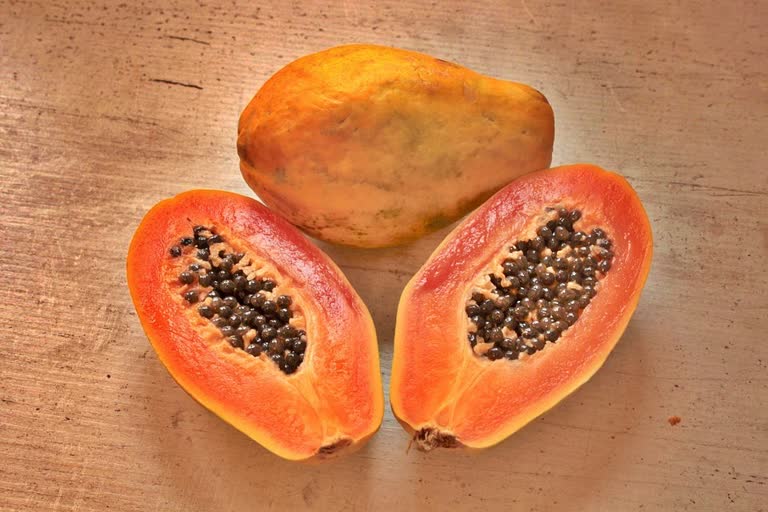Does eating papaya during pregnancy cause miscarriage