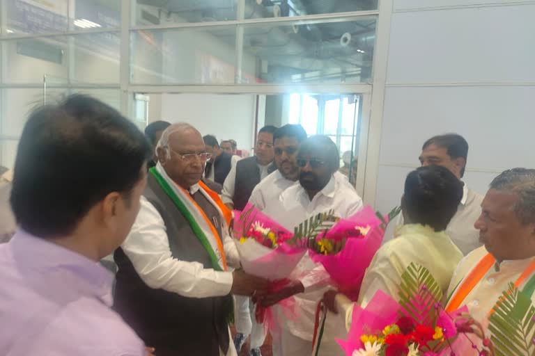 congress-leaders-grand-welcomed-aicc-president-to-home-town