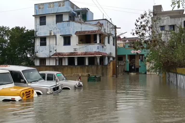 காஞ்சி மாநகராட்சி குடியிருப்பு பகுதிகளை சூழ்ந்த வெள்ளநீர் - பொதுமக்கள் கடும் அவதி