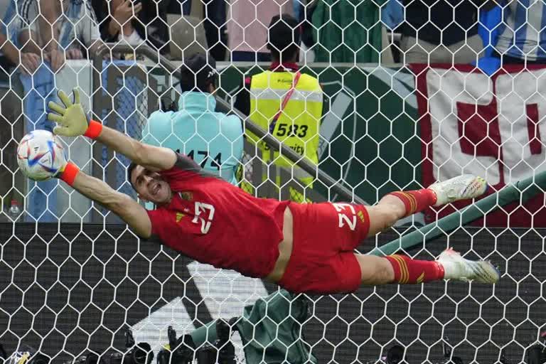 Martinez is Argentina's shootout star again at World Cup