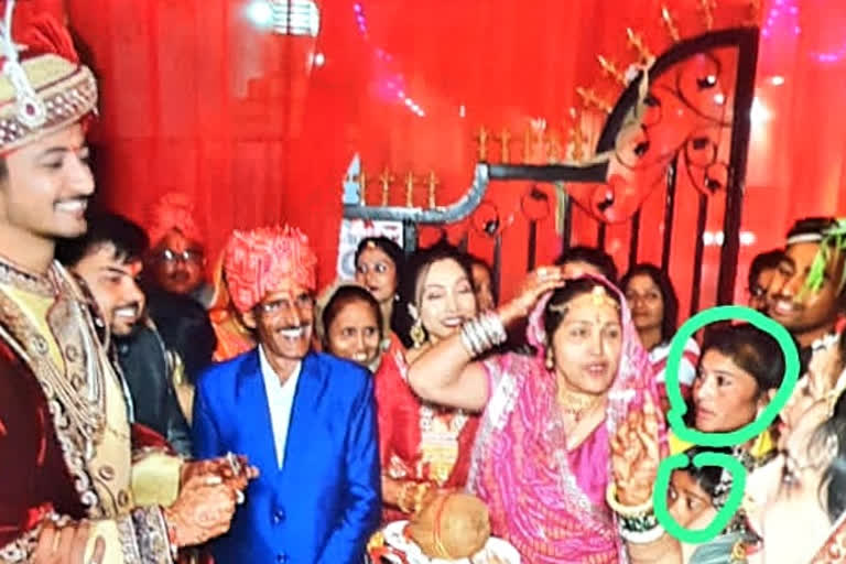 Rs 2 lakh stolen from a woman in marriage party, thieves seen in marriage photos