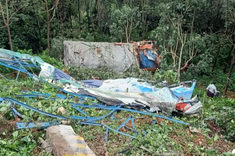 Kozhikkode  Thamarassery  lorry falls in to depth  driver injured  hospital  മദ്യക്കുപ്പി  ലോറി  കൊക്ക  ഡ്രൈവര്‍  പരുക്ക്  കോഴിക്കോട്