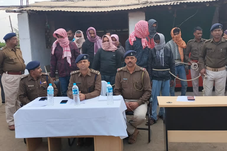 Deoghar police arrested 9 members of Toto robbery gang