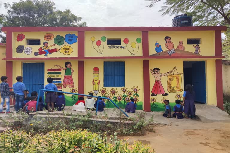 सूरजपुर में स्कूलों की दीवारें