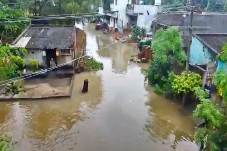 ஏரி நிரம்பி ஊருக்குள் புகுந்த நீர்