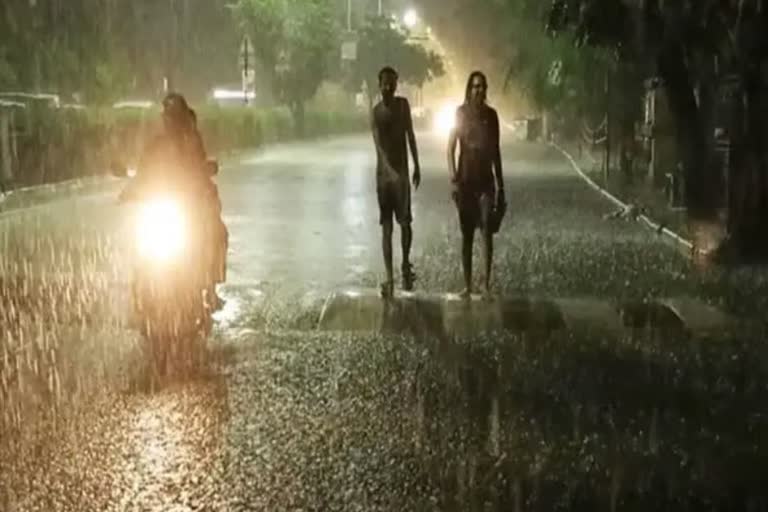 weather updates  rain  rain updates  weather  മഴ  മഴയ്‌ക്ക് സാധ്യത  ശക്തമായ മഴയ്‌ക്ക് സാധ്യത  മഴ മുന്നറിയിപ്പ്  കാലാവസ്ഥ  ഇന്നത്തെ കാലാവസ്ഥ  സംസ്ഥാനത്ത് മഴ ശക്തം  കാലാവസ്ഥ മുന്നറിയിപ്പ്  മത്സ്യബന്ധനത്തിന് വിലക്ക്  മാൻഡോസ് ചുഴലിക്കാറ്റ്  weather updates kerala