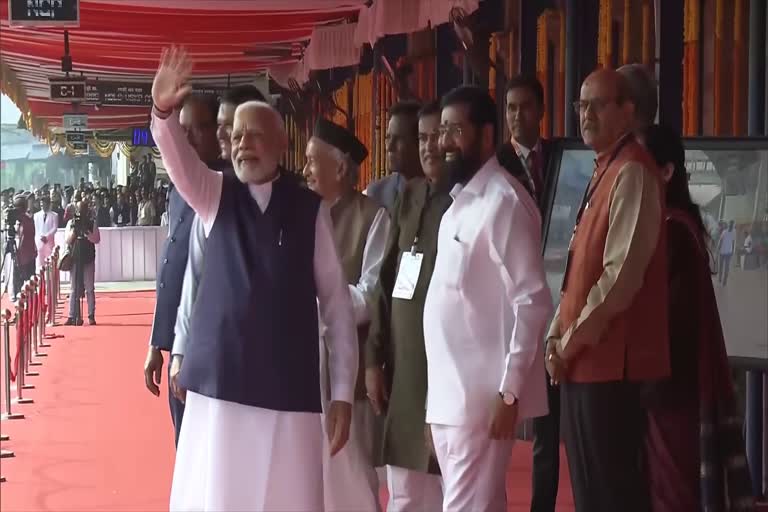 PM Modi flags off Vande Bharat train