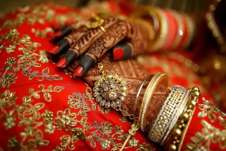 bride refused marry after seeing dusky groom  bride  marriage  marriage is over in up  fair skin  dusky skin  കറുത്ത നിറമുള്ളയാളെ വിവാഹം കഴിക്കില്ല  കറുത്ത നിറം വിവാഹം മുടങ്ങി  നിറമില്ലെന്ന് പറഞ്ഞ് കല്യാണം മുടങ്ങി  വരൻ കറുത്തതെന്ന് പറഞ്ഞ് വിവാഹം മുടങ്ങി  ബോഡിഷെയിമിങ്  മഹാരാജ്‌ഗഞ്ച്  വിവാഹം മുടങ്ങി  നിറത്തിന്‍റെ പേരിൽ വിവാഹം മുടങ്ങി  നിറത്തിന്‍റെ പേരിൽ വിവേചനം  വരനും വധുവും  വരൻ  വധു