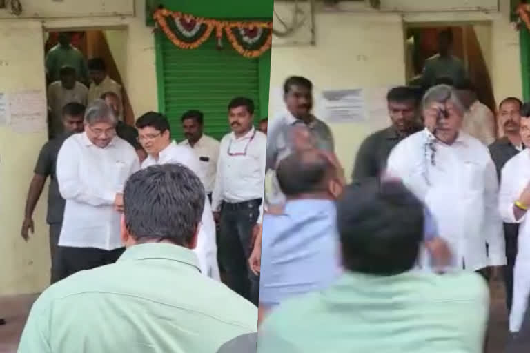 ink thrown on maharashtra minister  chandrakant patil  chandrakant patil attack  chandrakant patil ink attack  ബിജെപി മന്ത്രിക്ക് നേരെ മഷിയേറ്  മഹാരാഷ്‌ട്ര  ബിജെപി  മഹാരാഷ്‌ട്ര ഉന്നത സാങ്കേതിക വിദ്യാഭ്യാസ മന്ത്രി  ബി ആര്‍ അംബ്‌ദേക്കര്‍  ജ്യോതിബ ഫൂലെ  ചന്ദ്രകാന്ത് പാട്ടീല്‍  ചന്ദ്രകാന്ത് പാട്ടീലിന് നേരേ മഷിയാക്രമണം