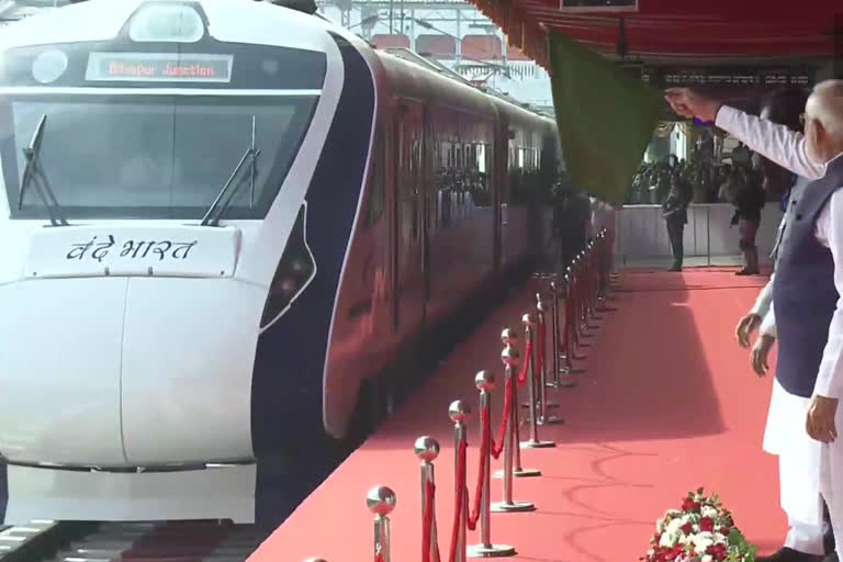 MH Prime Minister Narendra Modi flags off the Vande Bharat Express train between Nagpur and Bilaspur