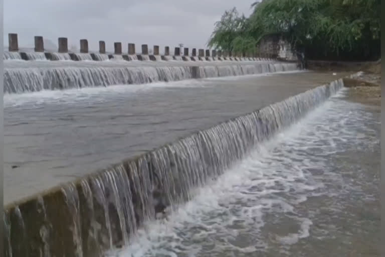 மாண்டஸ் புயல் தாக்கம்: முழு கொள்ளவை எட்டிய 30 ஏரிகள்!