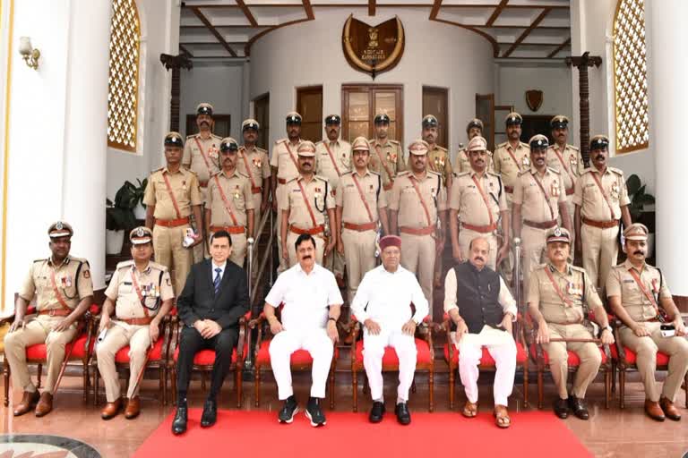 presidents-police-medal-ceremony-held-at-rajabhavan-in-bengaluru