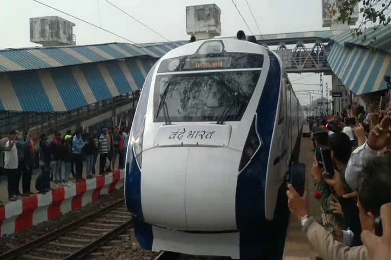 दुर्ग रेलवे स्टेशन पहुंची वंदे भारत ट्रेन