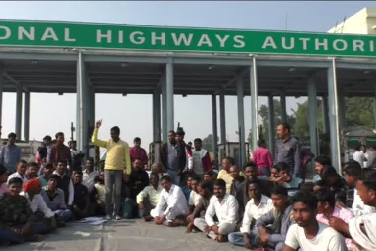 Farmers protest in front of toll plaza in Giridih