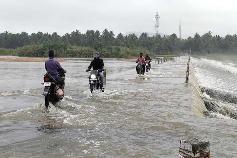 மூழ்கிய பச்சகுப்பம் தரைப்பாலம் -  ஆபத்தை உணராத பொதுமக்கள்..