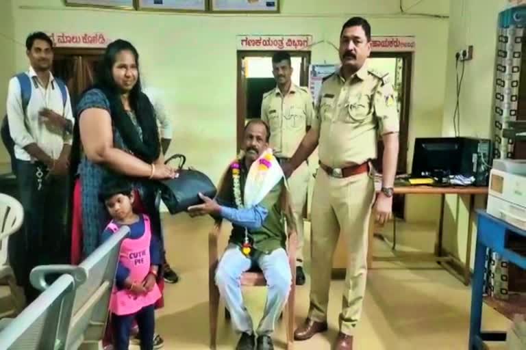 Etv Bharatauto-driver-has-handover-the-gold-to-passenger-who-lost