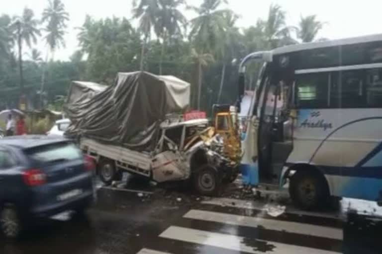 accident  mini bus carrying Sabarimala pilgrims collided  kerala news  malayalam news  kozhikode accident news  a pickup van collided with mini bus  തീർത്ഥാടകർ സഞ്ചരിച്ച വാഹനം അപകടത്തിൽപ്പെട്ടു  കേരള വാർത്തകൾ  മലയാളം വാർത്തകൾ  കോളിക്കോട് അപകട വാർത്തകൾ  പിക്കപ്പ് വാനുമായി കൂട്ടിയിടിച്ചു  കർണാടകയിൽനിന്നുള്ള തീർത്ഥാടകർ  ശബരിമല  തീർത്ഥാടകർ സഞ്ചരിച്ച മിനി ബസ്