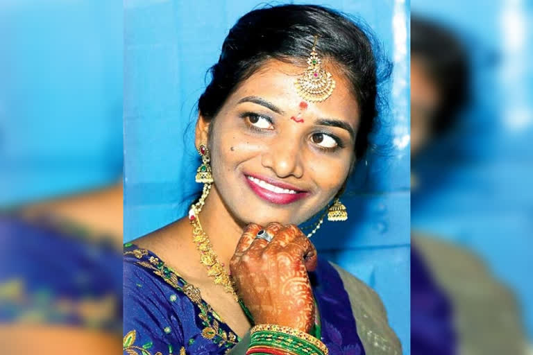 Bride commits suicide  Bride commits suicide on wedding day  Bride commits suicide on wedding day in Telangana  ಮದುವೆ ದಿನವೇ ನೇಣಿಗೆ ಶರಣಾದ ವಧು  ಮುಂದಿನ ವಾರ ಜನ್ಮದಿನ  ವಧು ನೇಣಿಗೆ ಶರಣಾಗಿರುವ ದುರಂತ  ಮದುವೆ ಆಗಬೇಕಿದ್ದ ವಧು ಸಾವಿನ ಮಡಿಲಿಗೆ  ಮಂಗಳವಾದ್ಯಗಳು ಕೇಳಬೇಕಾಗಿದ್ದ ಮನೆಯಲ್ಲಿ ಸಾವಿನ ಸದ್ದು  ವಧು ರವಳಿ ಆತ್ಮಹತ್ಯೆ  ರಾತ್ರಿ ವಾಟ್ಸ್‌ಆ್ಯಪ್‌ನಲ್ಲಿ ಕರೆ