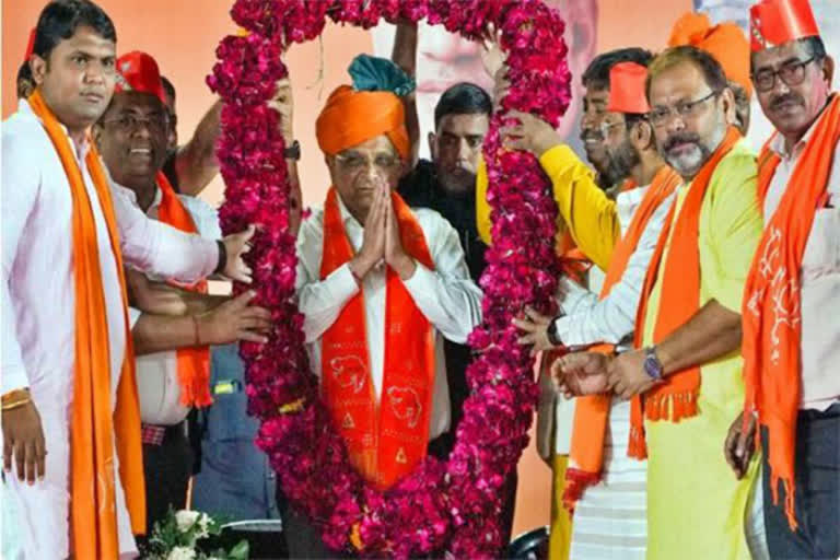 Bhupendra Patel takes oath as the Chief Minister  Chief Minister of Gujarat for second time  BJP leader Bhupendra Patel oath ceremony  ಗುಜರಾತ್​ನ ನೂತನ ಸಿಎಂ ಆಗಿ ಭೂಪೇಂದ್ರ ಪಟೇಲ್ ಪ್ರಮಾಣ  ಸಿಎಂ ಆಗಿ ಭೂಪೇಂದ್ರ ಪಟೇಲ್​ ಅವರು ಪ್ರಮಾಣವಚನ  ವಿಧಾನಸಭೆ ಚುನಾವಣೆಯಲ್ಲಿ ಐತಿಹಾಸಿಕ ಜಯ  ಬಿಜೆಪಿ ಸತತ 7 ನೇ ಬಾರಿಗೆ ಅಧಿಕಾರದ ಗದ್ದುಗೆ  ಮುಖ್ಯಮಂತ್ರಿಯಾಗಿ ಭೂಪೇಂದ್ರ ಪಟೇಲ್​ ಪದಗ್ರಹಣ  ಸಚಿವ ಸಂಪುಟದ ಸಮೇತ ರಾಜೀನಾಮೆ