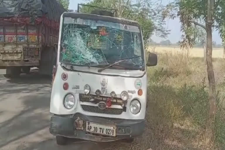 Accident to a vehicle carrying school students