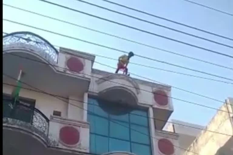 गाजियाबाद में युवक ने फैक्ट्री की तीसरी मंजिल से लगाई छलांग