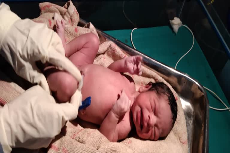 Woman gave birth to a child in the police station