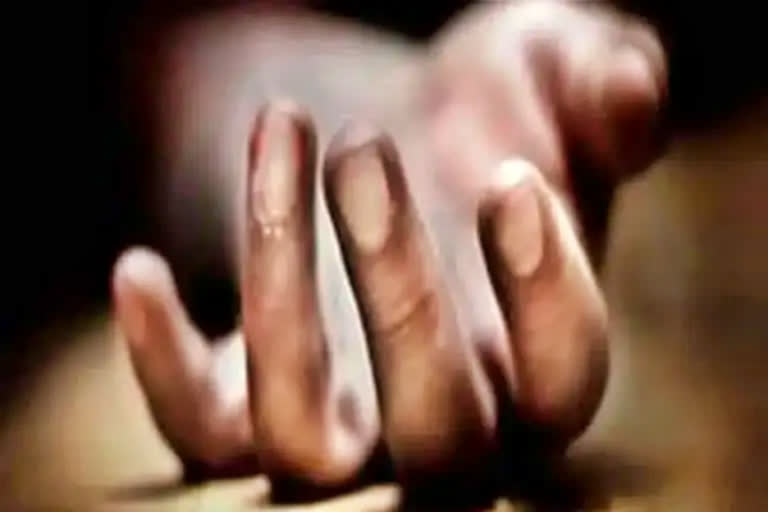 Man kills bother over Rs 300  brother killed by sibling in Betul  Man kills bother over Rs 300 in Madhya Pradesh  ಅಣ್ಣ ತಮ್ಮನ ಜಗಳ ಕೊಲೆಯಲ್ಲಿ ಅಂತ್ಯ  ಪತ್ನಿಯಿಂದ ಸಾಲ ಪಡೆದು ವಾಪಸ್​ ನೀಡದ ಅಣ್ಣ  ಸಹೋದರನನ್ನು ಕೊಲೆ ಮಾಡಿದ ತಮ್ಮ  300 ರೂಪಾಯಿ ವಿಷಯಕ್ಕೆ ಶುರುವಾದ ಜಗಳ ಕೊಲೆಯಲ್ಲಿ ಅಂತ್ಯ  ಸಹೋದರ ಸಾವನ್ನಪ್ಪಿದ್ದ ಬೆನ್ನಲ್ಲೇ ರಮೇಶ್​ ಪರಾರಿ