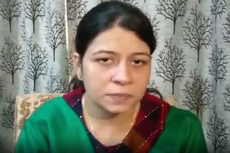 woman-sub-inspector-of-delhi-police-thrashed-by-her-lawyer-husband