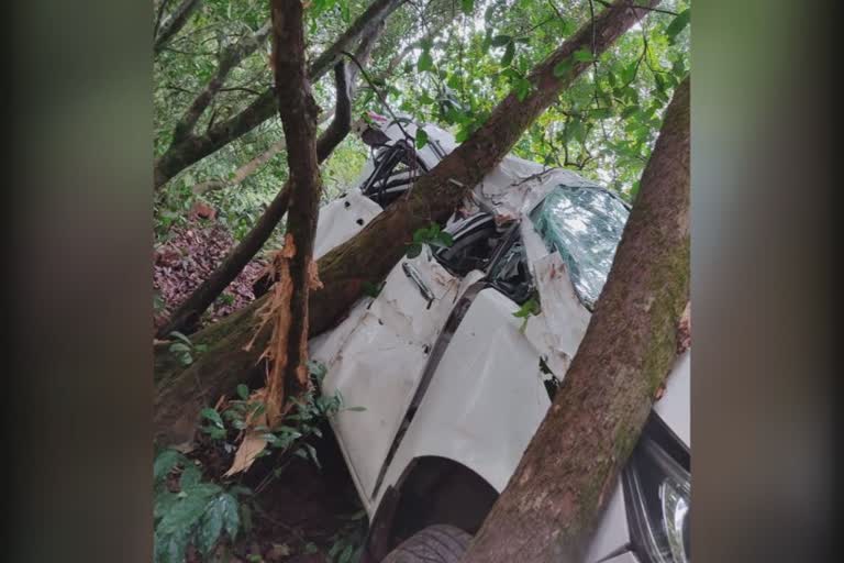 accident issue kerala karnadaka police  Car accident in kerala karnataka border  കേരള കര്‍ണാടക അതിര്‍ത്തിയിലെ കാറപകടം  കര്‍ണാടക അതിര്‍ത്തി  കേരള പൊലീസ്  കാസര്‍കോട് വാര്‍ത്തകള്‍  കാസര്‍കോട് ജില്ല വാര്‍ത്തകള്‍  കാസര്‍കോട് പുതിയ വാര്‍ത്തകള്‍  kerala news updates  latest news in kerala  Car accident in kerala  Car accident in kerala border  Car accident in karnataka border