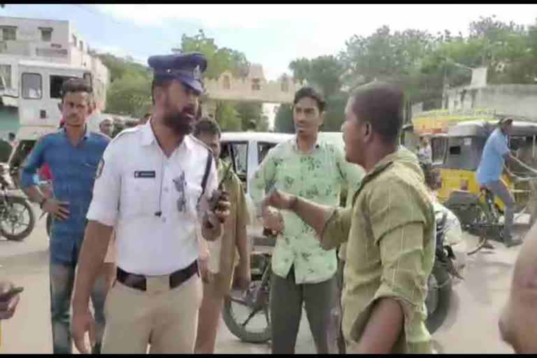 argument between a yong man and traffic police