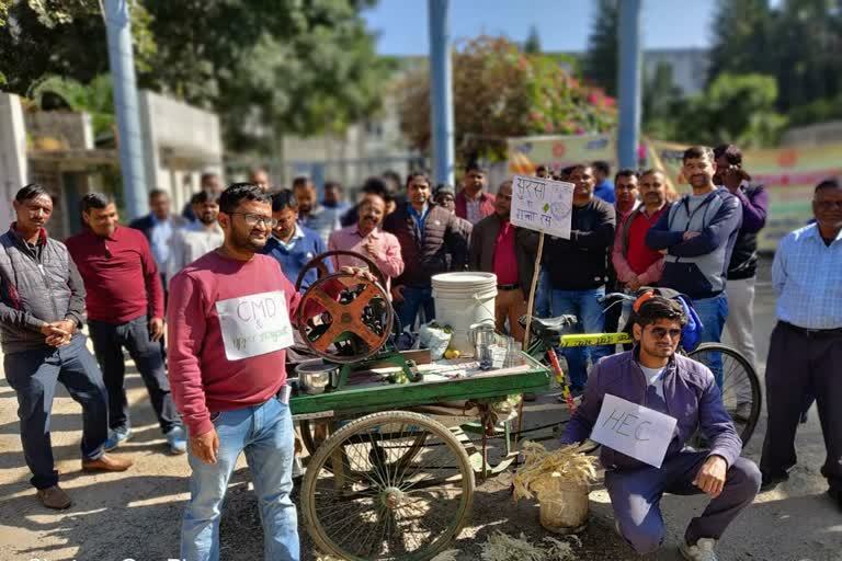 HEC workers protest