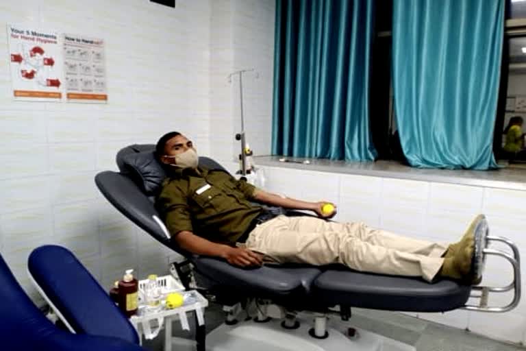 Raipur police jawan donating blood for years
