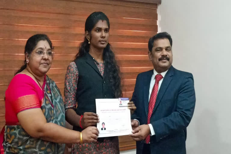 transgender PS Kanmani enrolled as a lawyer  First Transgender Student  transgender PS Kanmani  First Transgender Student in TN  ആദ്യ ട്രാന്‍സ്‌ജെന്‍ഡര്‍ വിദ്യാര്‍ഥി  പി എസ് കണ്‍മണി  അംബേദ്‌കര്‍ ഗവണ്‍മെന്‍റ് ലോ കോളജ്  തമിഴ്‌നാട്  പുതുച്ചേരി ബാര്‍ കൗണ്‍സില്‍ പ്രസിഡന്‍റ് അമല്‍രാജ്  പുതുച്ചേരിയിലെ ചെങ്കൽപട്ട്