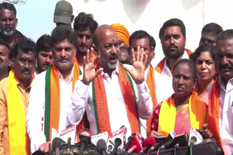 Bandi sanjay comments on BRS party