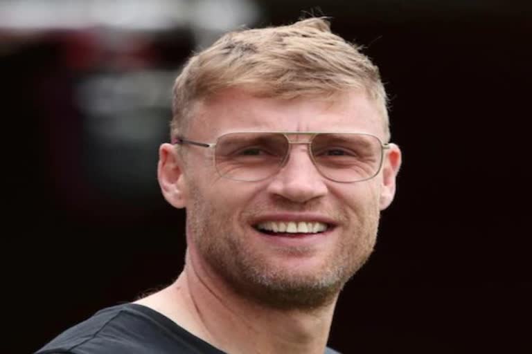 Andrew Flintoff  Former England cricket captain Andrew Flintoff  Andrew Flintoff hospitalized  Andrew Flintoff car crash  एंड्रयू फ्लिंटॉफ  इंग्लैंड के पूर्व क्रिकेट कप्तान एंड्रयू फ्लिंटॉफ  एंड्रयू फ्लिंटॉफ अस्पताल में भर्ती  एंड्रयू फ्लिंटॉफ कार दुर्घटना