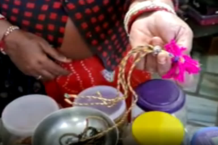 woman shopkeeper gold chain loot in Nagaur