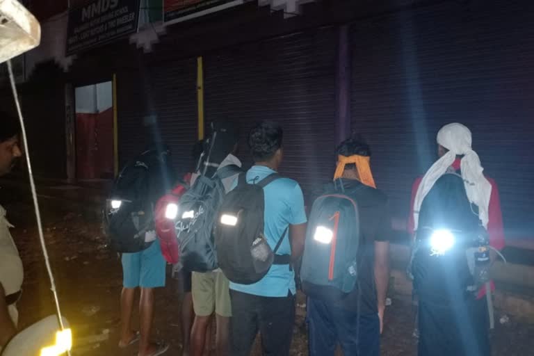 Reflective Stickers  dress and bags  Sabarimala  Sabarimala pilgrims  road accidents  Kottayam  police  ആക്‌സിഡന്‍റില്ലാത്ത മണ്ഡലകാലം  മണ്ഡലകാലം  കാല്‍നട  അയ്യപ്പന്മാരുടെ  വസ്‌ത്രത്തിലും ഇരുമുടിക്കെട്ടിലും  റിഫ്ലക്‌റ്റര്‍  പൊലീസ്  ശബരിമല  കോട്ടയം  ജില്ലാ പൊലീസ്  റിഫ്ലക്റ്റിംഗ് സ്‌റ്റിക്കറുകൾ  സ്‌റ്റിക്കർ