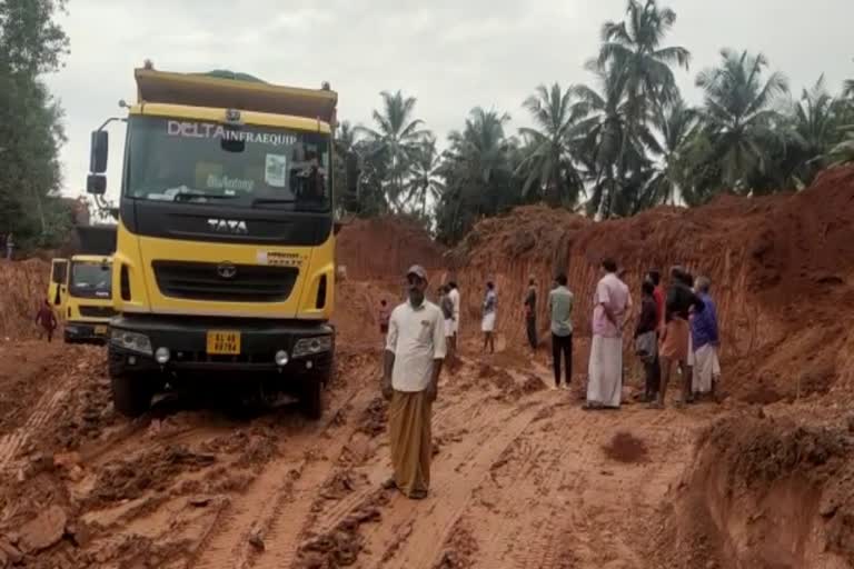 Kozhikkode  Atholi  Thettikkunnu Mala  natives  കുടിവെള്ള സ്രോതസുകളെ  തെറ്റിക്കുന്ന് മല  നാട്ടുകാര്‍  അത്തോളി  കൊടശേരി  മണ്ണെടുപ്പ്  കോഴിക്കോട്  ടോറസ്