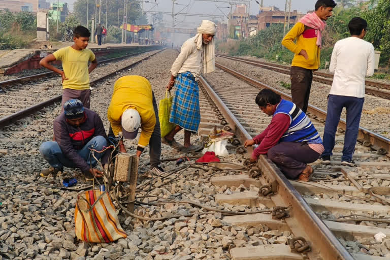 ट्रैक थ्रू लाइन में लगे ट्रैक लीड बॉक्स की चोरी