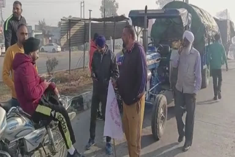 Farmers at Amritsar set up toll plazas for free for a month