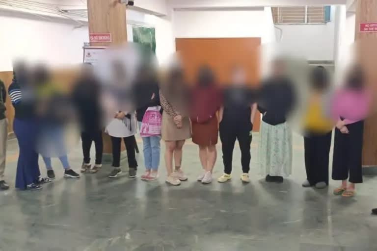 Sex racket busted in Delhi  Delhi  7 foreign girls among 13 arrested Sex racket  ഡൽഹിയിൽ സെക്‌സ് റാക്കറ്റ് സംഘം പിടിയിൽ  ഡൽഹി  അറസ്‌റ്റിലായവരിൽ 7 വിദേശ വനിതകളും  ആനന്ദ് വിഹാറിലെ മസാജ് സെന്‍ററിന്‍റെ മറവിൽ  സെക്‌സ് റാക്കറ്റ്  ഡൽഹി പൊലീസ്