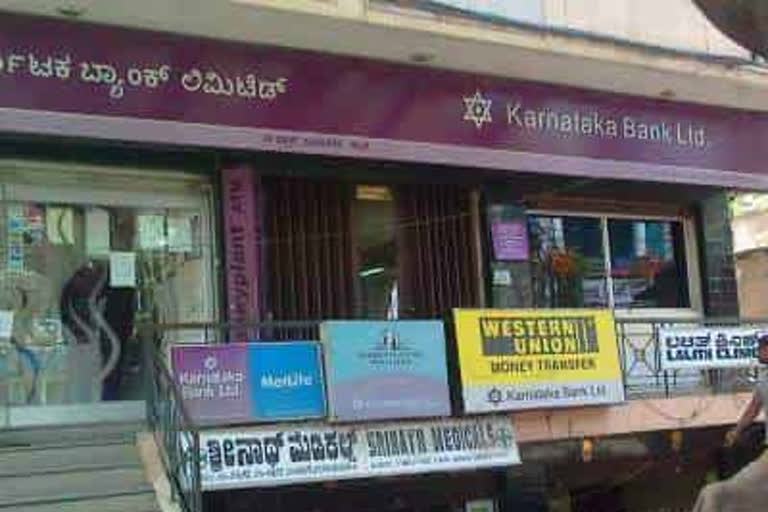 gold stolen from Bank safe locker  gold stolen from Bank safe locker in Bengaluru  gold stolen case  ಸೇಫ್ ಲಾಕರ್​ನಲ್ಲಿ ಇಟ್ಟರೂ ಚಿನ್ನಕ್ಕಿಲ್ಲ ಸುರಕ್ಷತೆ  ಮ್ಯಾನೇಜರ್​ನಿಂದ ಉಡಾಫೆ ಉತ್ತರ  ಗ್ರಾಹಕನಿಗೆ ಉಡಾಫೆ ಉತ್ತರ