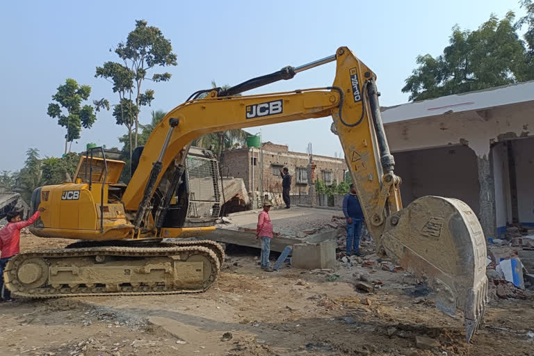 following-court-order-rs-56-lakh-market-complex-demolished-in-murshidabad