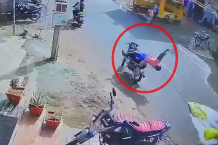 Rope from truck snags neck of biker in Thoothukudi  freak road accident in Tamil Nadu  freak road accident in Thoothukudi  Tamil Nadu road rope accident  Rope from truck snags neck of biker in Tamil Nadu  തൂത്തുക്കുടി വാഹനാപകടം  തൂത്തുക്കുടിയിൽ ബൈക്ക് അപകടം  കയർ കഴുത്തിൽ കുടുങ്ങി ബൈക്ക് യാത്രികന് പരിക്ക്  വൈറൽ വീഡിയോ  അപകട വീഡിയോ  Viral Video  Accident Video  Accident CCTV Video  റോഡിലേക്ക് തെറിച്ചുവീണ് ബൈക്ക് യാത്രികൻ  അപകടത്തിന്‍റെ സിസിടിവി ദൃശ്യങ്ങൾ