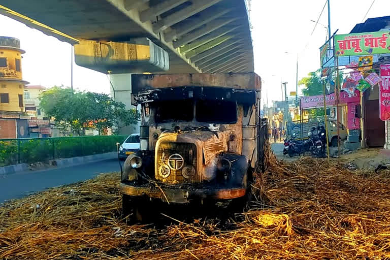 Truck set on fir by miscreants in Jaipur, fodder in it turned to ashes