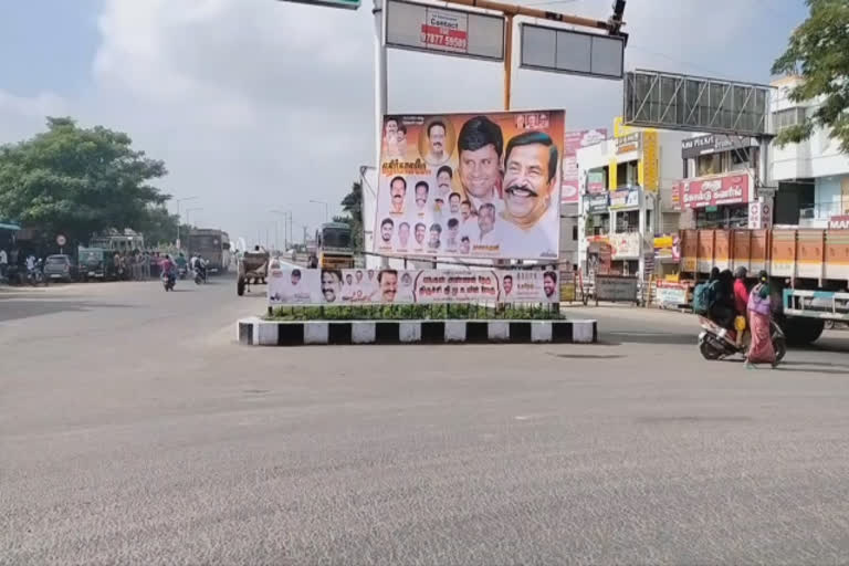 பொதுமக்களுக்கு இடையூறு ஏற்படுத்தும் வகையில் பிளக்ஸ்