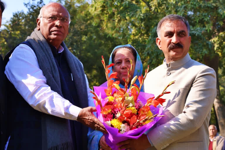 Congress president Mallikarjun Kharge on Thursday hosted the new Himachal Pradesh chief minister Sukhvinder Singh Sukhu and asked him to keep the flock together, place public welfare on top, take care of party workers and implement the 10 promises in phases.