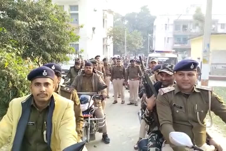 नगर परिषद चुनाव को लेकर पुलिस ने निकाला फ्लैग मार्च