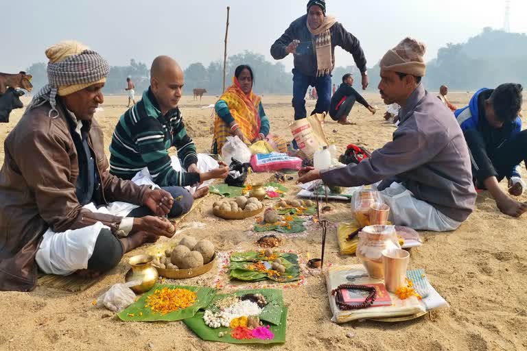 पितरों के मोक्ष के लिए और पिंडदान करने गयाजी पहुंचे श्रद्धालू